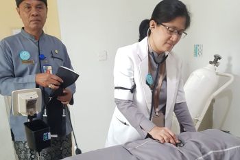 Tenaga medis Batam pakai pita hitam