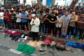 Di Sumatera Utara, Polisi-Mahasiswa  Shalat Ashar berjamaah di jalan