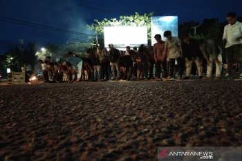 Gelar aksi unjuk rasa, HMI Sultra shalat di tengah jalan