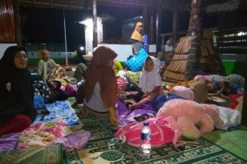 Warga Kaitetu panik guncangan gempa bermalam di Masjid kuno Wapauwe