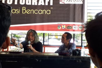Direktur GFJ ANTARA bekali fotografer Palu untuk memotret di lokasi bencana