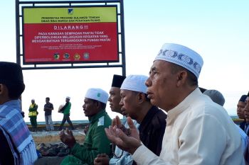 Setahun bencana Sulteng - Ribuan korban berdoa di bekas tsunami Palu