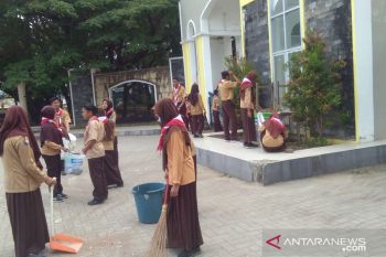 Siswa pramuka dan TNI bersihkan  puing sampah usai unjuk rasa