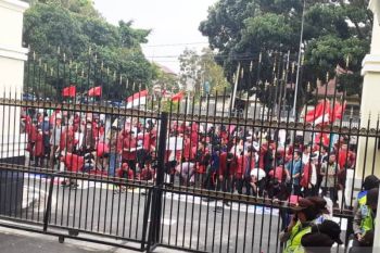 Ratusan mahasiswa minta polisi usut tuntas kasus penembakan di Kendari