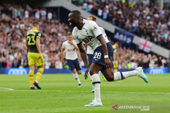 10 pemain Tottenham tundukkan Southampton 2-1