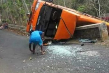 Minibus terguling dua penumpang meninggal