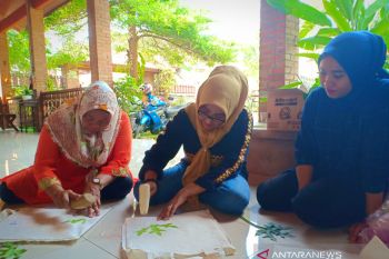 Ecoprint teknik membatik dengan media daun