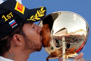 Mercedes menikmati kemenangan ironis di GP Rusia