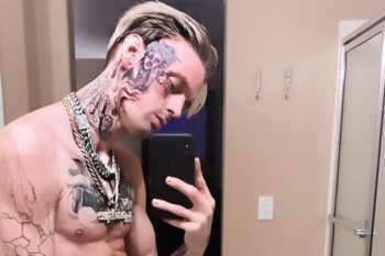 Tato Rihanna di wajah Aaron Carter
