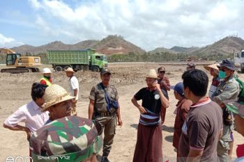 Puluhan warga menghalangi pembangunan Sirkuit Mandalika