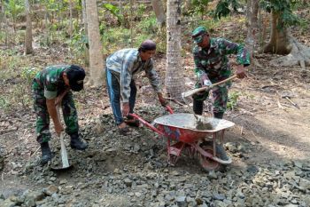 Jelang TMMD, warga bantu TNI pindahkan material