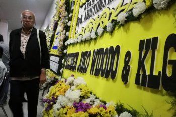Karangan bunga untuk Aristides Katoppo terus berdatangan