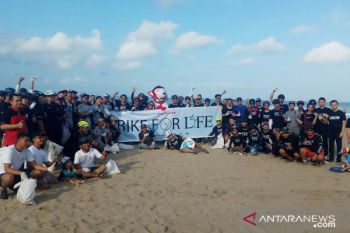 Rodalink pungut sampah plastik di kawasan wisata Pantai Seminyak