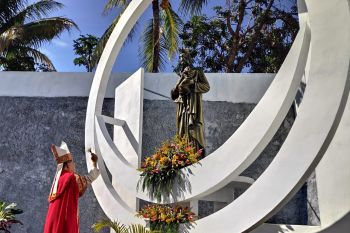 Uskup Manado resmikan gedung Pastoran Paroki Rumengkor