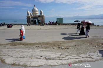 Warga berkunjung ke masjid terapung