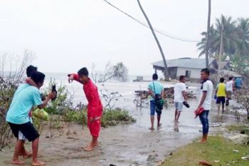 15 Kepala Keluarga di Pesisir Selatan mengungsi akibat air laut pasang