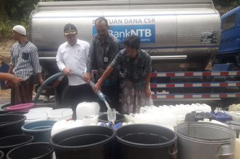 Bank NTB Syariah Salurkan Bantuan Air Bersih di Lombok Barat