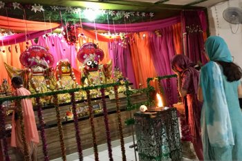 Indonesians in tunic dresses: Indian descendants in Pasar Baru