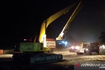 Alat berat diturunkan buat jalur alternatif Jalan Kandis yang longsor