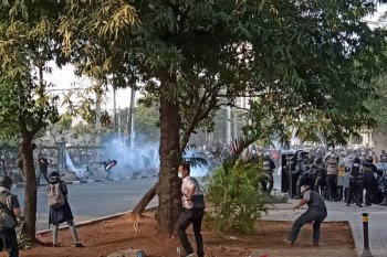 Kericuhan pecah di dekat pintu belakang gedung DPR/MPR, polisi tembakkan gas air mata