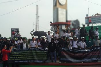 Puluhan siswa STM ikut aksi unjuk rasa di Tugu Adipura