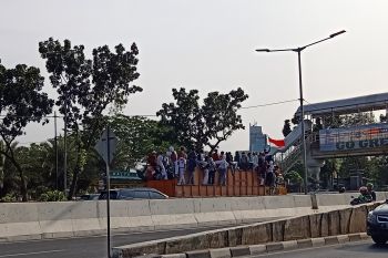 Tiga truk mengangkut siswa SMA menuju DPR