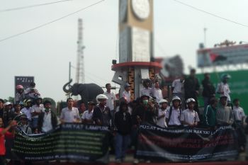 Massa Aliansi Lampung Bergerak berdemonstrasi di Tugu Adipura