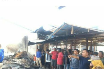 Kapolda Sulbar bantu korban kebakaran Pasar Tasiu Mamuju