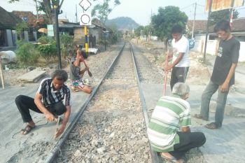 Warga dipersilakan bongkar palang besi di perlintasan kereta api