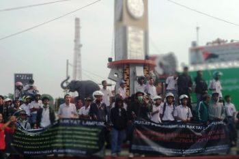 Mahasiswa dan aktivis demonstrasi di Tugu Adipura Bandarlampung