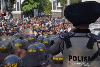 Ratusan mahasiswa bersikeras masuk Gedung DPRD NTB