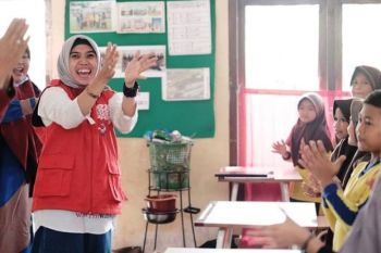 Kisah Shinta dan Kenzie: mendongeng merangkai abjad