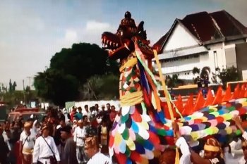 Tradisi Belimbur dan Ngulur Naga Akhiri Pesta Adat Erau 2019