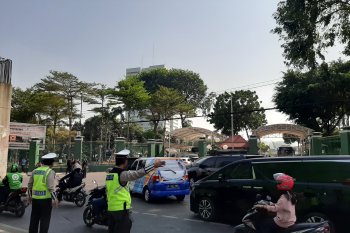 Jelang pelantikan DPR, situasi Jalan Gelora padat dengan kendaraan tamu