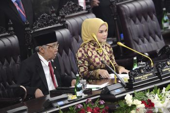 Busana songket khas Palembang anggota DPD Sumsel curi perhatian di Senayan