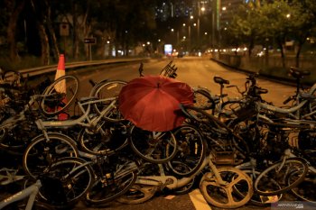 Pedemo di Hong Kong coret-coret dan rusak toko milik China Daratan dan pro-Beijing