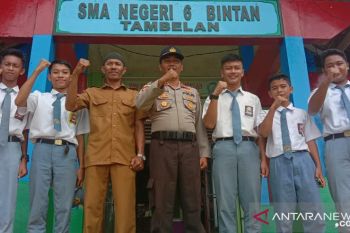 Kapolsek Tambelan Serahkan Penghargaan Jurnalistik kepada Parasnews