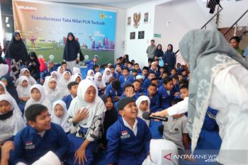 PLN Mengajar  perkenalkan sistem kerja kepada siswa SD