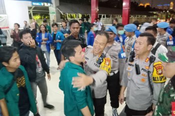 Dikawal Kapolres Jakpus, mahasiswa bubarkan diri dari gedung DPR