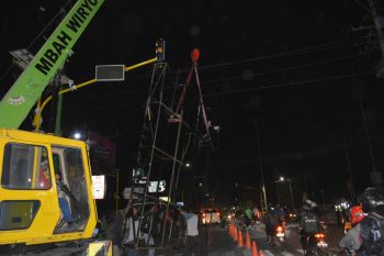Satpol PP Sleman bongkar paksa reklame tidak berizin