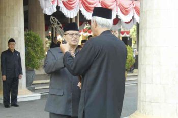 Pusaka peninggalan leluhur diarak keliling Indramayu