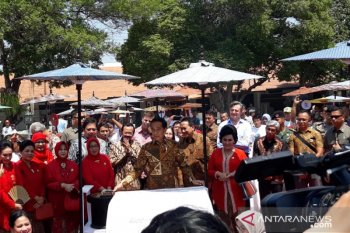 Presiden Jokowi "membatik untuk negeri" di Solo