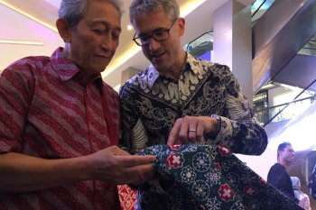 Integrating modern motifs in traditional batik