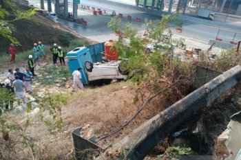 akibat pecah ban, Honda Jazz terpental keluar lintasan JORR