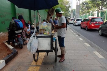 Pedagang makanan dan minuman keliling pun panen saat demo mahasiswa,