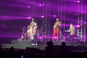 Band asal Denmark Lukas Graham pakai batik saat tampil perdana di Indonesia