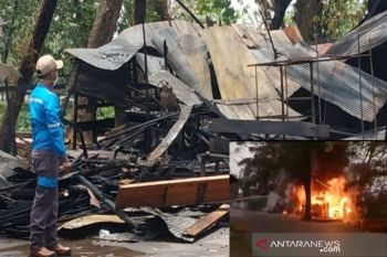 Api tumpukan sampah hanguskan lima kios di Sampit