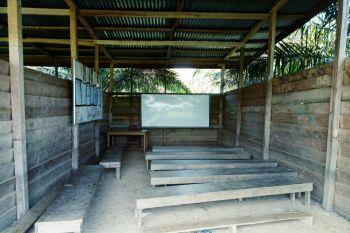 Murid SDN Ulak Patian Rohul belajar di kelas berlantai tanah