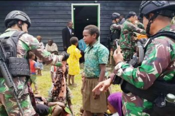 TNI bagikan pakaian batik kepada warga Nduga Papua