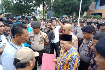 Massa pendemo desak Walikota Dumai copot Kadis Pekerjaan Umum